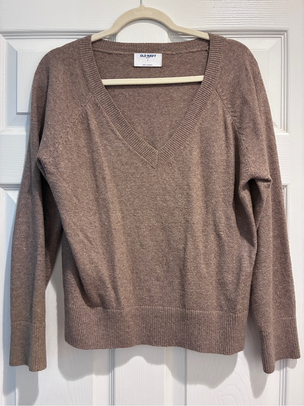 Old Navy Women's V-Neck Sweater in Taupe